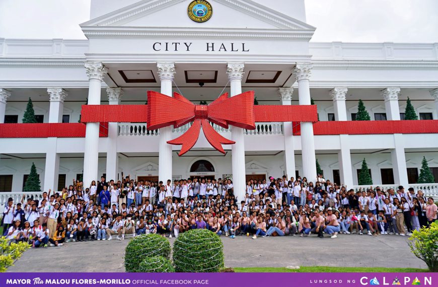 500 na mag-aaral ng Naujan Municipal High School, bumisita sa Calapan City Hall