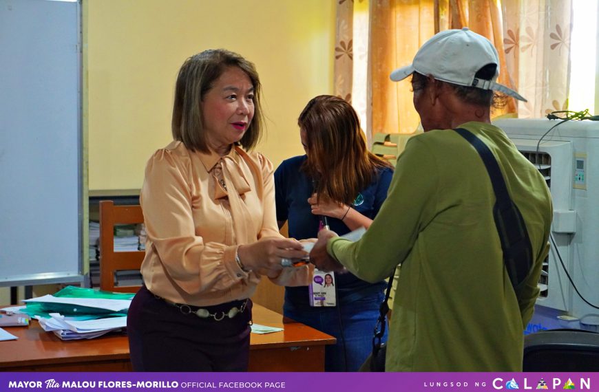 Mga Hog Raiser at Magsasaka sa Calapan, tumanggap ng insurance mula sa PCIC