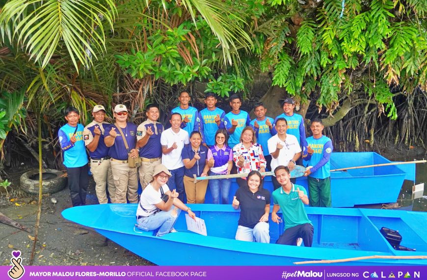 DALAWANG FLATBOAT, IPINAGKALOOB NG BFAR SA CITY GOVERNMENT OF CALAPAN